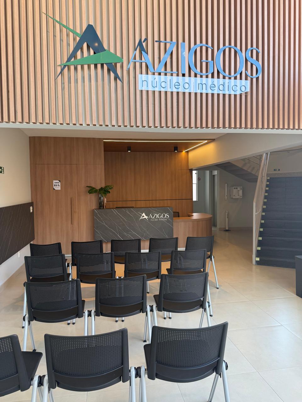 Recepção moderna do Núcleo Ázigos com ambiente acolhedor